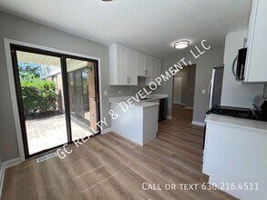 403 Pinetree Ln in Schaumburg, IL - Building Photo - Building Photo