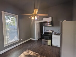 225 W Monterey St, Unit A in Denison, TX - Foto de edificio - Building Photo