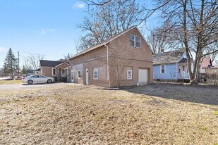 906 E Pine St in Midland, MI - Building Photo