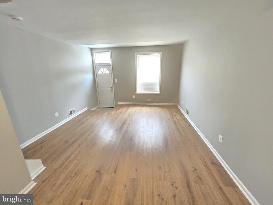 1207 E Lanvale St in Baltimore, MD - Building Photo