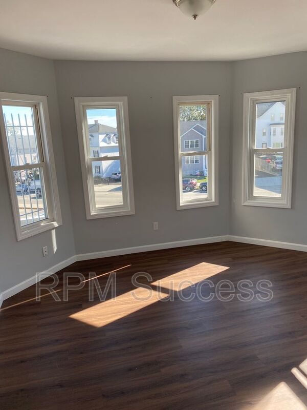 591 4th St in Fall River, MA - Building Photo - Building Photo