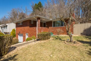 220 Stotler Rd in Pittsburgh, PA - Building Photo