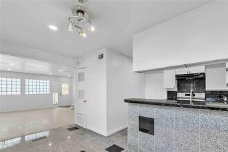 5210 Woodrow Ave in Austin, TX - Foto de edificio - Building Photo