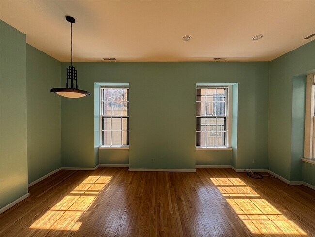 70 Mount Vernon St, Unit 2B in Boston, MA - Building Photo - Building Photo