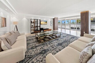 600 Grapetree Dr in Key Biscayne, FL - Foto de edificio - Building Photo