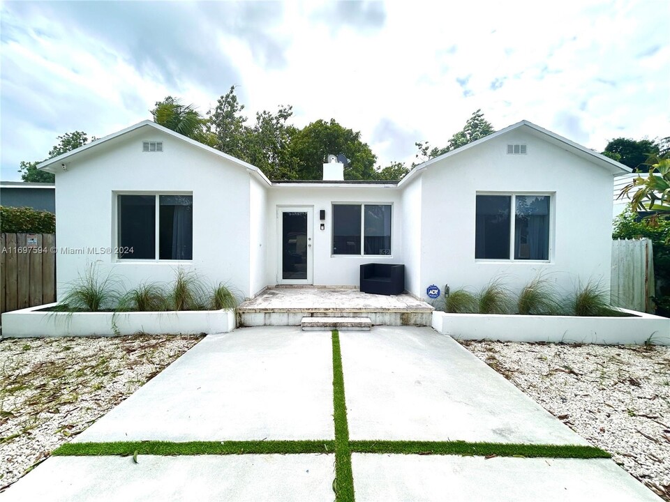 52 NW 47th St in Miami, FL - Building Photo