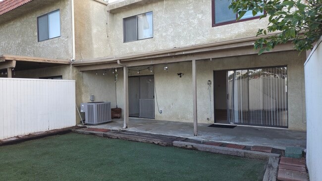 33555 Date Palm Dr in Cathedral City, CA - Foto de edificio - Building Photo