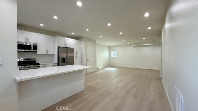 310 E Providencia Ave, Unit 108 in Burbank, CA - Foto de edificio - Building Photo