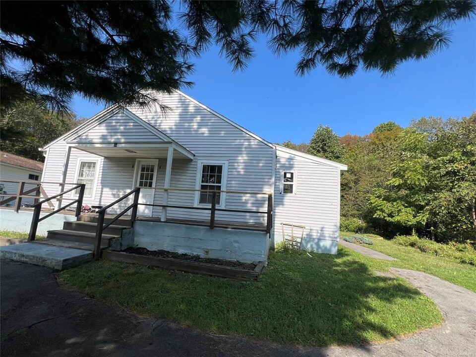 24 Quartz Ln in Port Jervis, NY - Building Photo