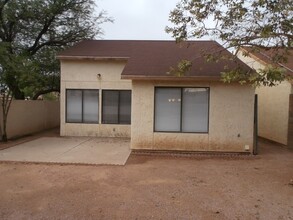 6917 Placita Del Perone in Tucson, AZ - Building Photo - Building Photo