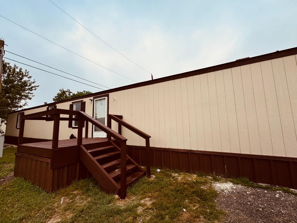 2432 W Austin St in Port Lavaca, TX - Building Photo