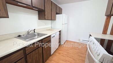 613 Wilbert Ave in Bremerton, WA - Building Photo - Building Photo