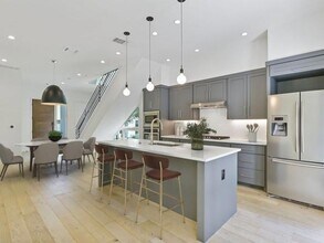 2506 Sutherland St in Austin, TX - Foto de edificio - Building Photo