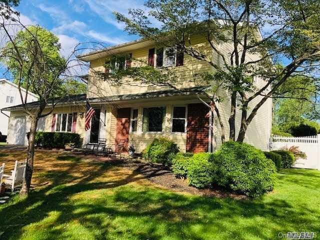 property at 5 Pine Hollow Ln