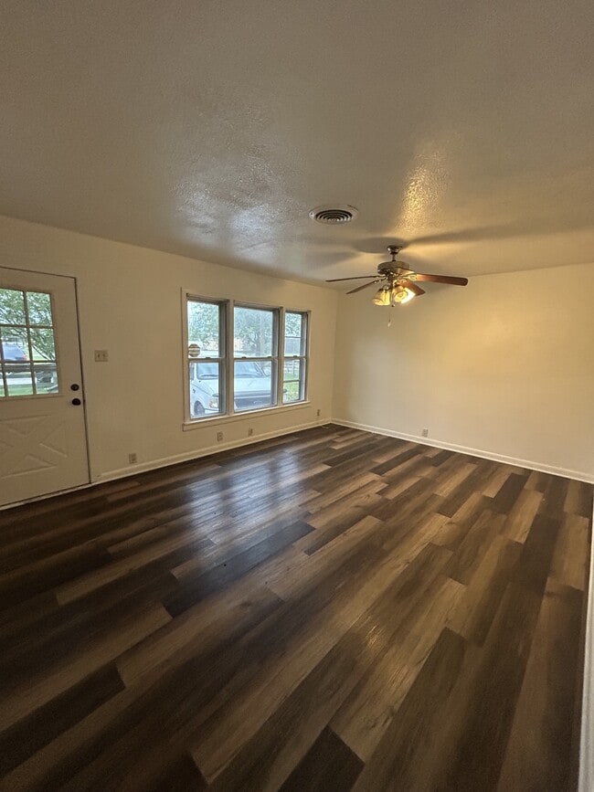 611 N Spencer St in Waco, TX - Building Photo - Building Photo