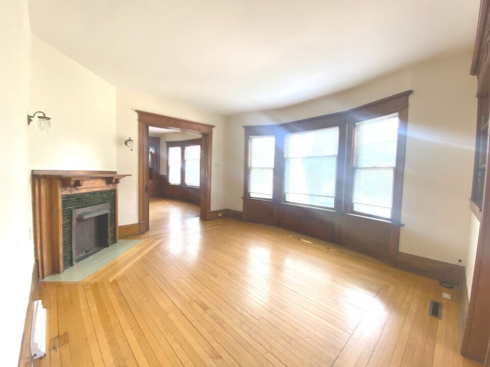 1901 E Newberry Blvd, Unit 1901 Lower in Milwaukee, WI - Building Photo