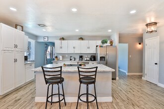 242 W Jasmine St in Mesa, AZ - Foto de edificio - Building Photo