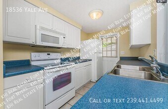 18536 Yale Ave in Port Charlotte, FL - Foto de edificio - Building Photo