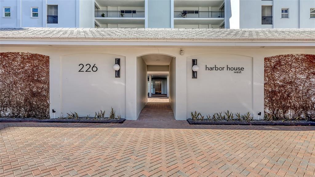 226 Golden Gate Point in Sarasota, FL - Building Photo