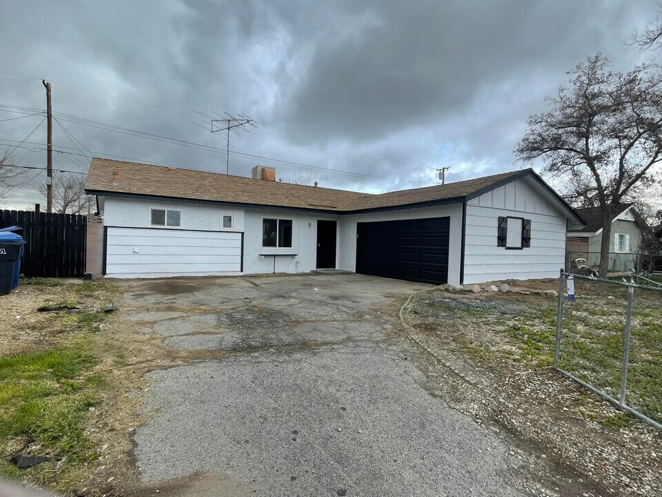 45409 7th St E in Lancaster, CA - Building Photo