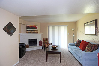 Williamsburg Apartments in Grand Prairie, TX - Foto de edificio - Interior Photo