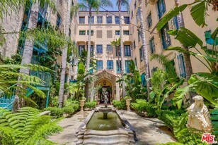 642 S Bronson Ave in Los Angeles, CA - Building Photo