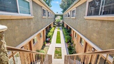 20251 Cohasset St, Unit 5 in Winnetka, CA - Foto de edificio - Building Photo