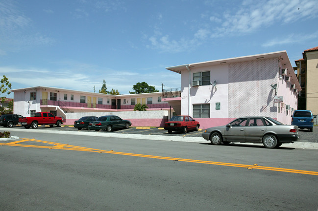 Winston Apartments in Hialeah, FL - Building Photo - Building Photo