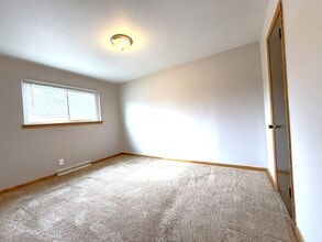 11049 W Hampton Ave in Milwaukee, WI - Foto de edificio - Building Photo