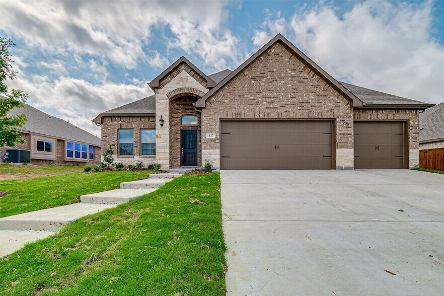 327 Sweetspire Dr in Royse City, TX - Building Photo