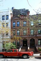 153 W 85th St in New York, NY - Building Photo