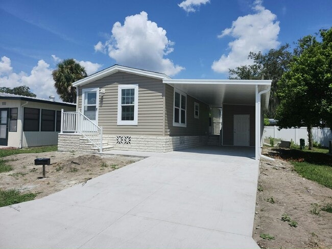 property at 43 Lake Griffin Dr