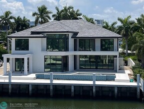 24 Fiesta Way in Fort Lauderdale, FL - Foto de edificio - Building Photo