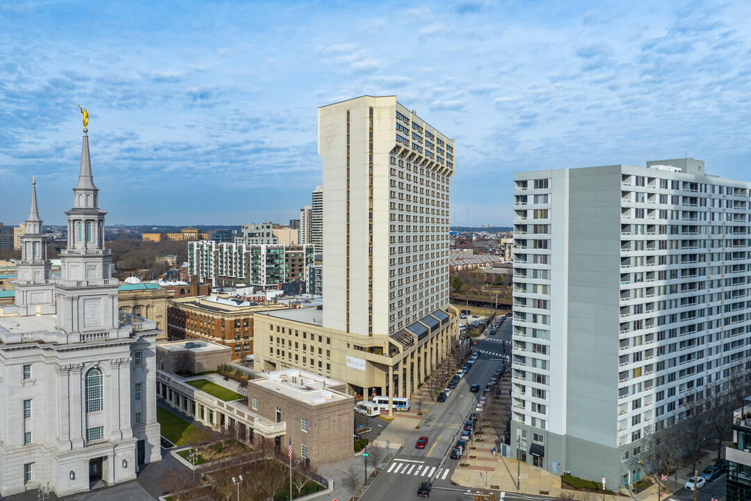 Fountain View in Philadelphia, PA - Building Photo