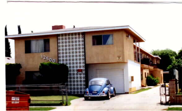 12500 Waldorf in Lynwood, CA - Foto de edificio