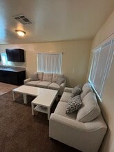 239 E 104th St in Los Angeles, CA - Foto de edificio - Building Photo