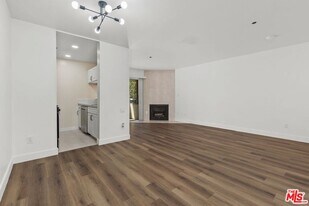 10960 Ashton Ave in Los Angeles, CA - Building Photo