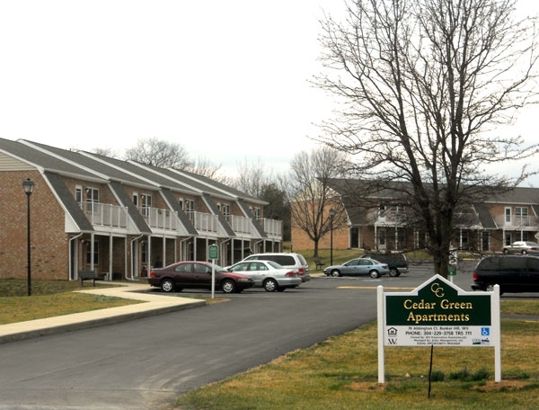 Cedar Green in Bunker Hill, WV - Foto de edificio