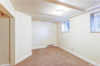 622 NE Banner Pl, Unit Lower in Seattle, WA - Foto de edificio - Building Photo