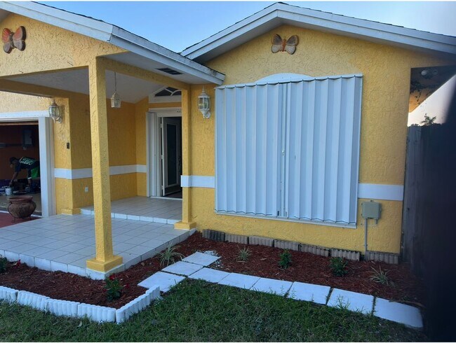 11518 SW 172nd Terrace in Miami, FL - Foto de edificio - Building Photo