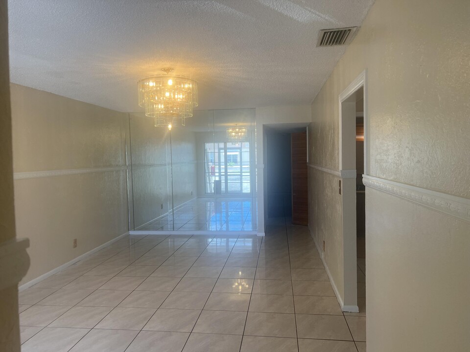 2073 E Bond Dr in West Palm Beach, FL - Building Photo