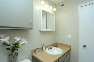 Echo Trail Apartments in Tulsa, OK - Building Photo - Interior Photo