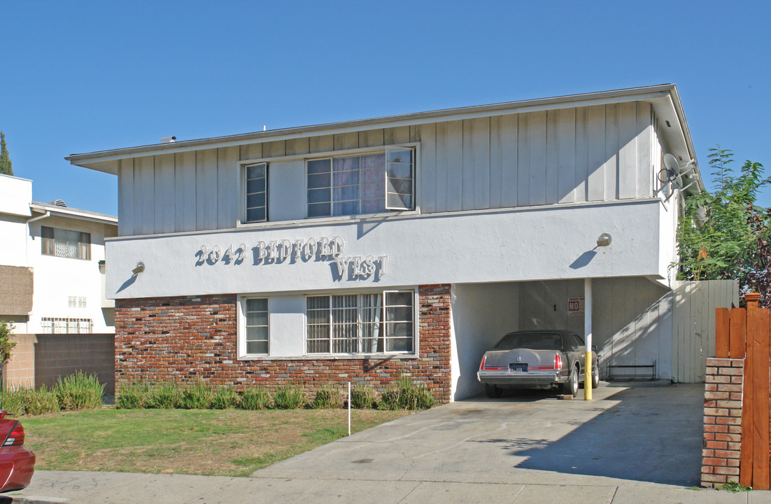 2042 S Bedford St in Los Angeles, CA - Building Photo