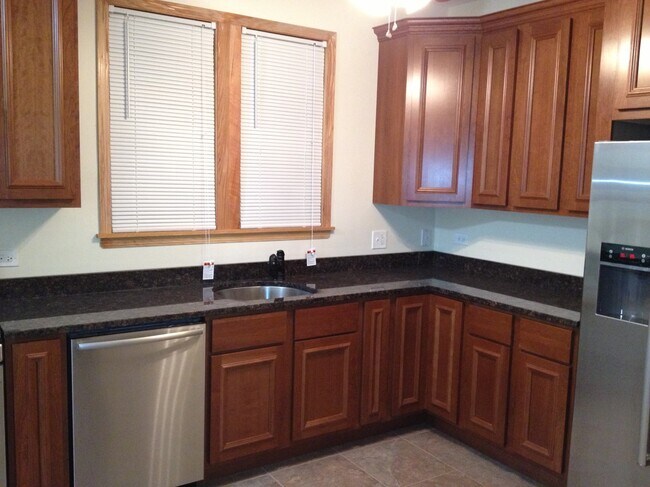 8615 S Colfax Ave, Unit 8615-1 in Chicago, IL - Building Photo - Building Photo