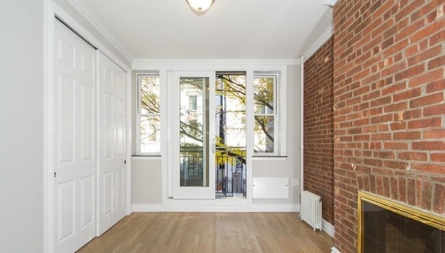 102 E 7th St, Unit 4 in New York, NY - Foto de edificio - Building Photo