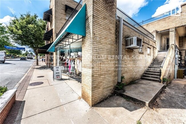 property at 626 W Dickson St