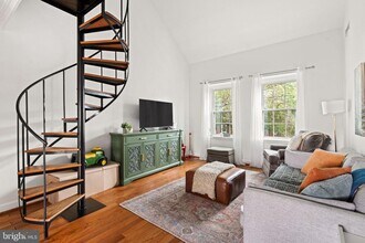 3050 S Buchanan St in Arlington, VA - Building Photo - Building Photo