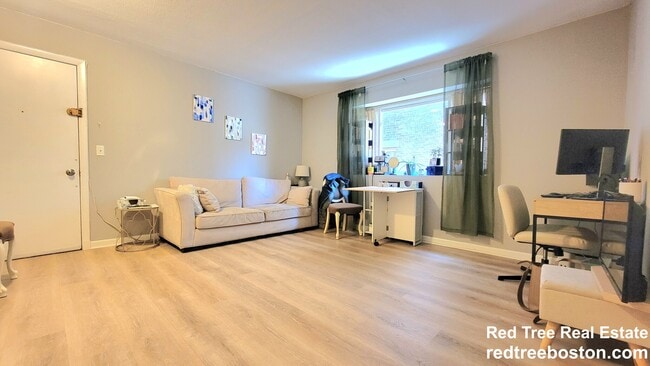 200 Kelton St, Unit A14 in Boston, MA - Foto de edificio - Building Photo