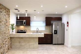 3261 NW 52nd St, Unit 1 in Miami, FL - Building Photo - Building Photo