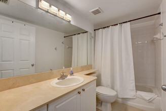 651 Okeechobee Blvd, Unit 408 in West Palm Beach, FL - Building Photo - Building Photo